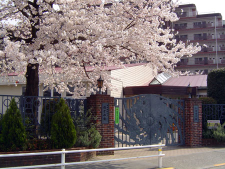 レオ保育園の正門写真です レオ保育園外観